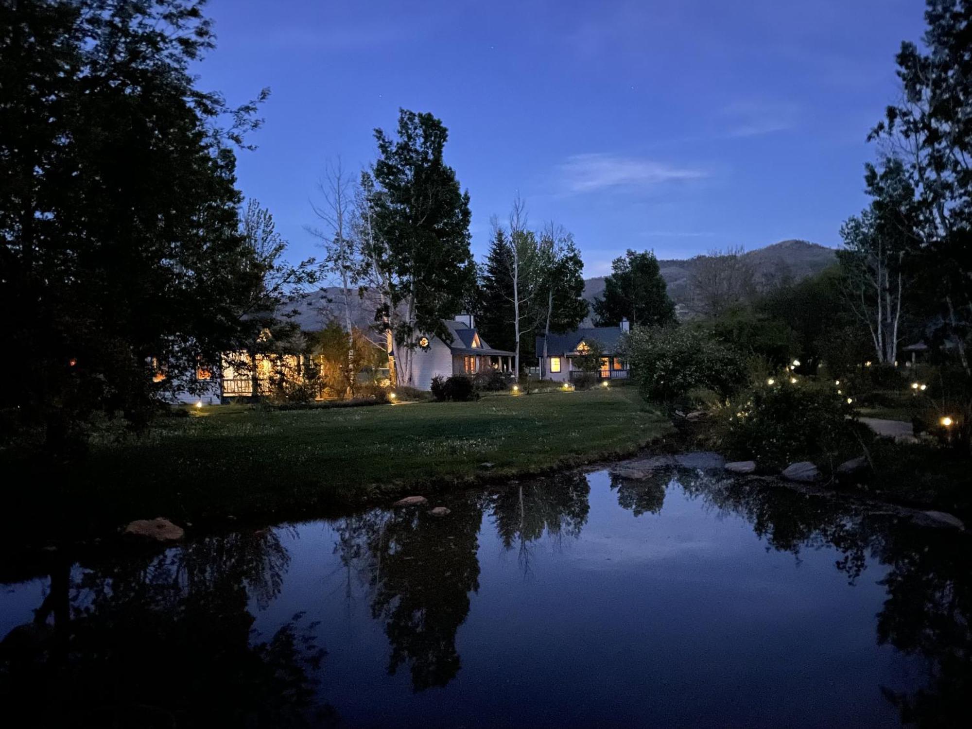 Apple Orchard Inn Hermosa Esterno foto